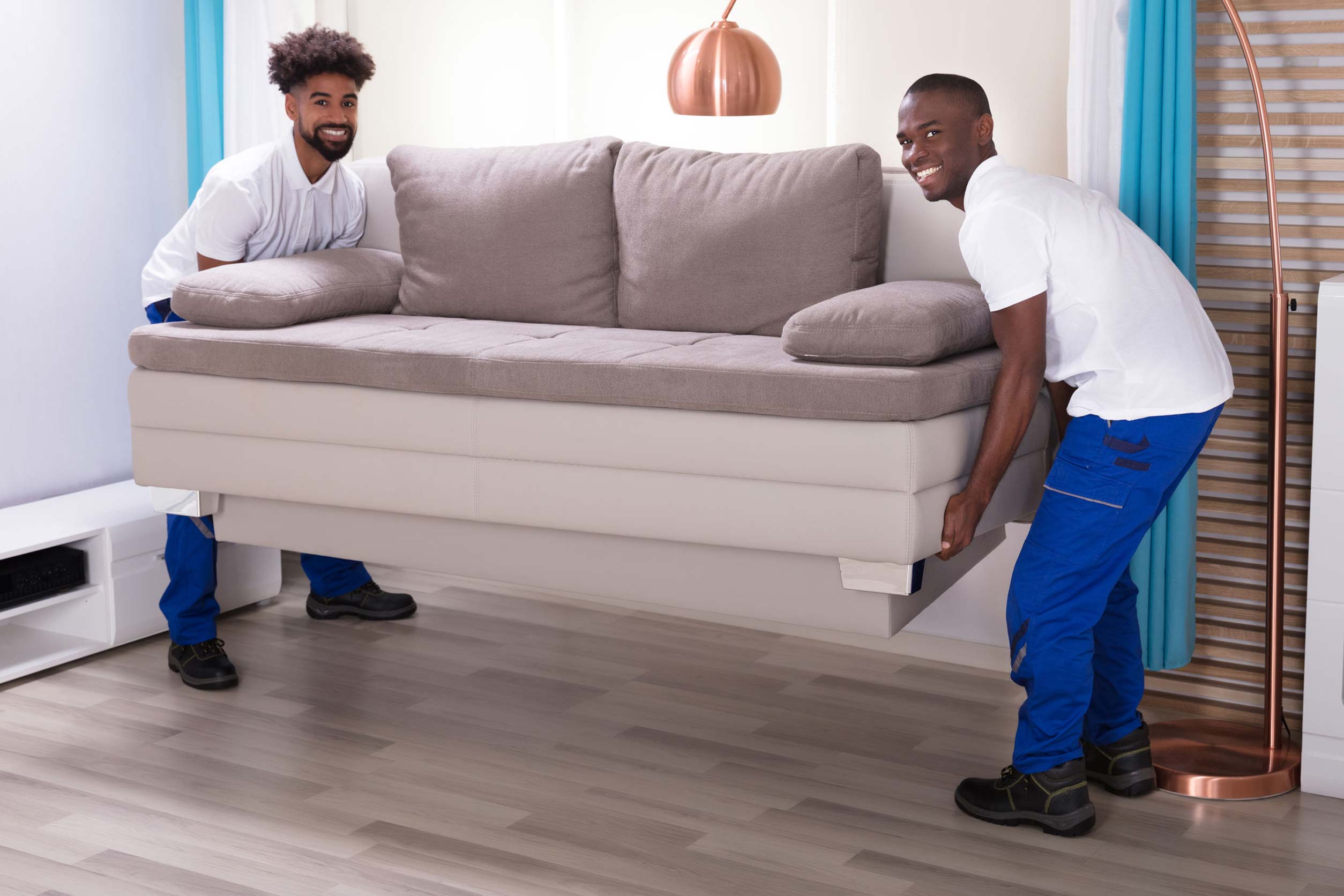 Studentische Umzugshelfer beim Tragen von Möbeln